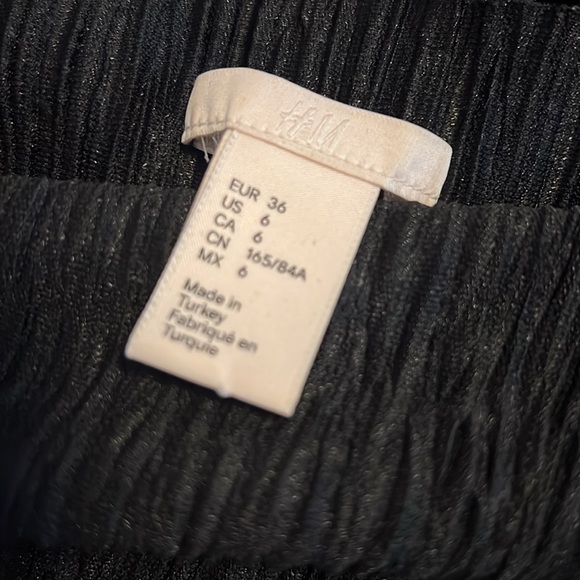 Pleated Cropped Blouse - Picture 3 of 3